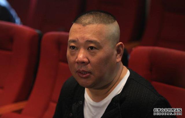 同样被“围拍”，为何大衣哥越来越火，而拉面哥却走下神坛？
