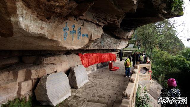 人文钓鱼城：三江环抱奇异境，摩崖石铭古今情
