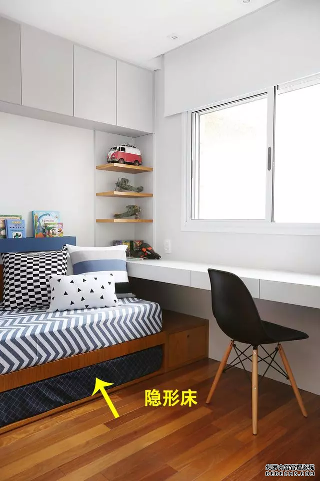 儿童房不做上下铺，现在流行2张床靠墙放，中间转角收纳柜