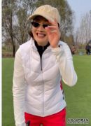 48岁牛莉打高尔夫！穿红裤子被夸喜庆身