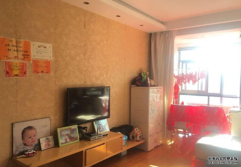 晒晒同事的房子，头一次见阳台这样隔断，晾衣服再也不到处湿答答