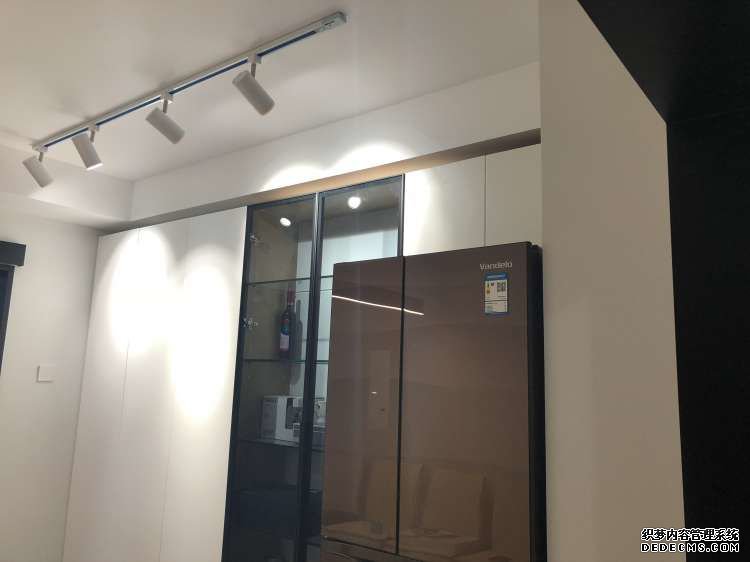 夫妻的70㎡两居，阳台改U型厨房，变身两房两厅，简约小家真清新