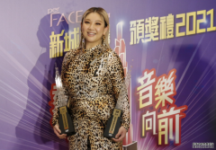 郑欣宜领奖摔倒，紧身豹纹连衣裙像翻转