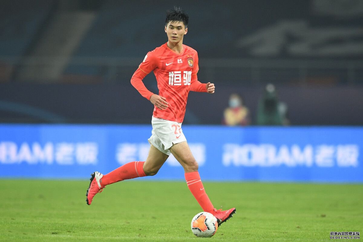 李霄鹏胆大！国足后防未来5年核心浮现，年仅21岁，卡帅“遗产”