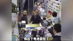 四川大爷修手机不听劝，掰断电池发生爆