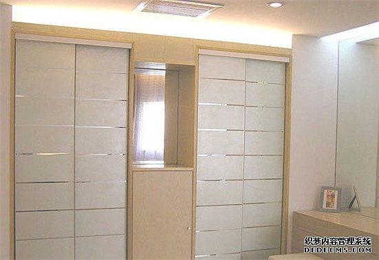 卧室不要再傻傻买大衣柜，如今都盛行这样设计，省钱好看又不占地