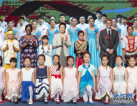 彭麗媛出席“艾滋病�結核病防治宣傳校園行”活動