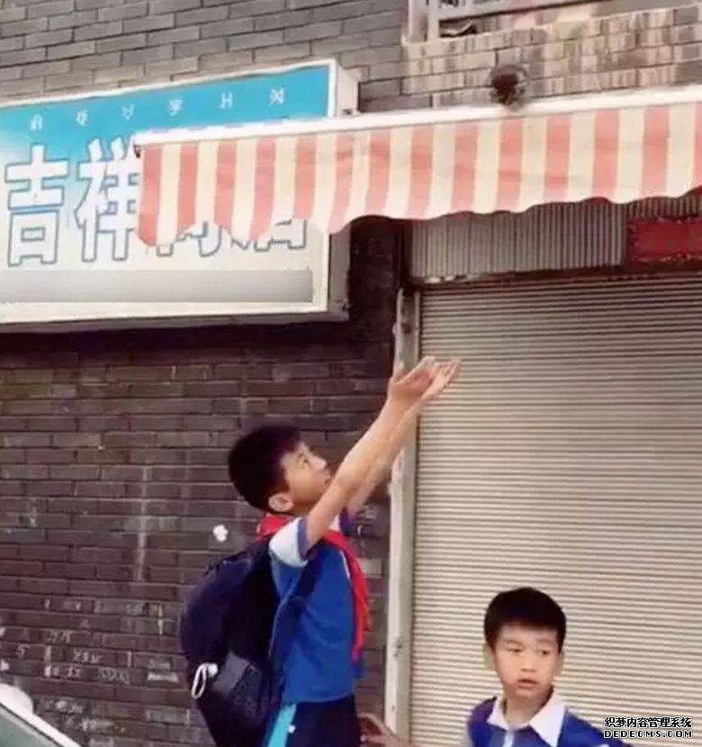 暴雨后9岁男孩暖爆朋友圈：孩子如此善良，你没