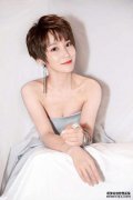 妻子谢楠追看冬奥！评价王濛预判太神