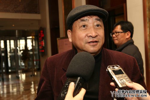明星在兩會：成龍表情嚴肅姜昆悼念袁闊成