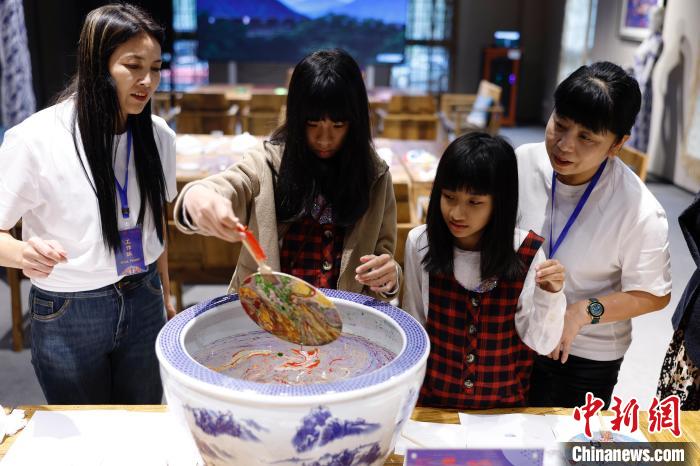 北京市举行2024年驻华使节招待会